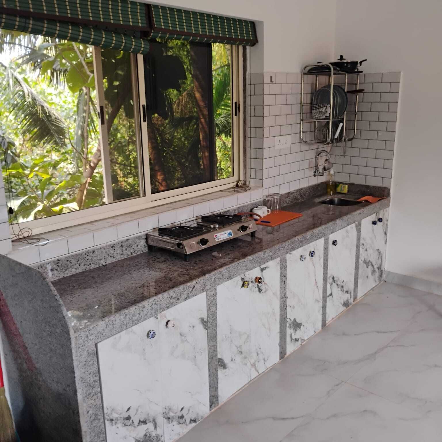 Plaque de cuisson, batterie de cuisine, vaisselle et ustensiles