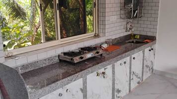 Plaque de cuisson, batterie de cuisine, vaisselle et ustensiles