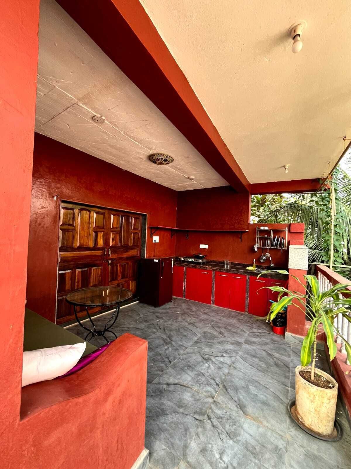 Departamento superior, vista al jardín | Cocina privada | Parrilla de estufa y utensilios de cocina 