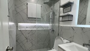 Haartrockner, Handtücher, Seife, Toilettenpapier