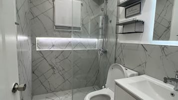 Haartrockner, Handtücher, Seife, Toilettenpapier