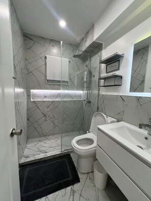 Assecador de cabells, tovalloles, sabó i paper higiènic