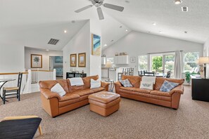 Smart TV, DVD player, ping pong - Country Roads: Private Pool | Hot Tub | EV Charge (Corolla)