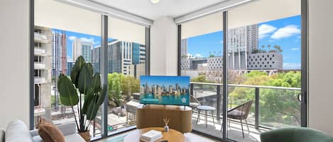 Apartamento City, 2 habitaciones | Zona de estar | Smart TV de 50 pulgadas con canales por cable