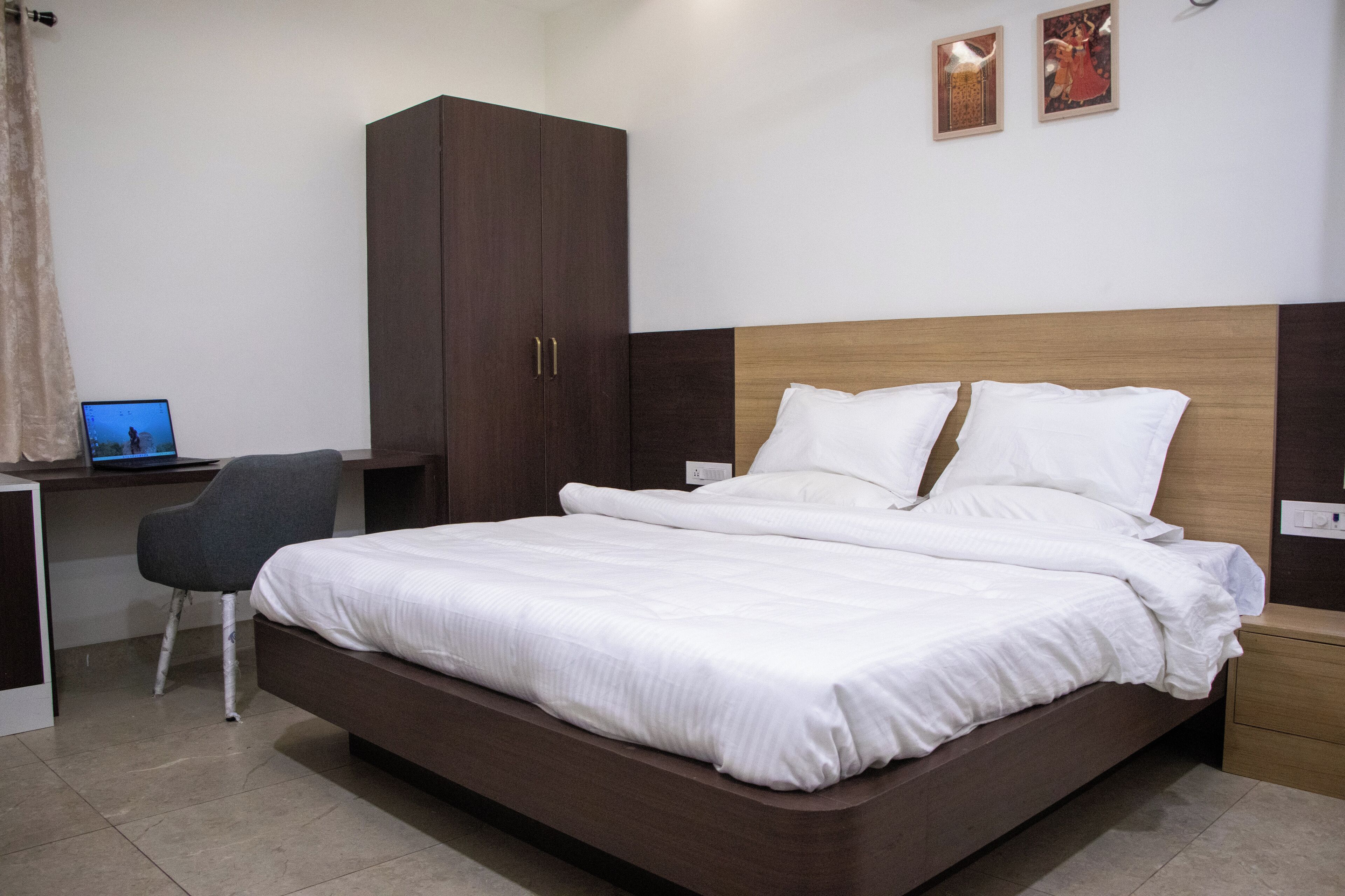 Bureau, espace de travail pour ordinateur portable, Wi-Fi gratuit