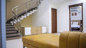 Bureau, espace de travail pour ordinateur portable, Wi-Fi gratuit