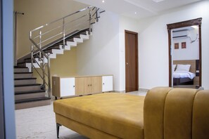 Bureau, espace de travail pour ordinateurs portables