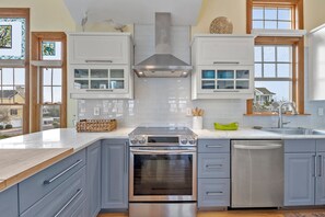 Fridge, microwave, oven, stovetop - Ocean Jewel: Private Pool | Elevator | Rec Room (Corolla)