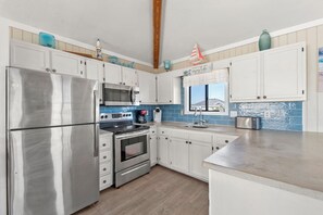 Coffee/tea maker, fridge, microwave, oven - Sunshine and Whiskey: Pets Allowed | Private Pool | Private Hot Tub (Corolla)
