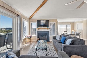 Smart TV - Sunshine and Whiskey: Pets Allowed | Private Pool | Private Hot Tub (Corolla)