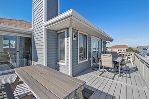 Outdoor dining - Sunshine and Whiskey: Pets Allowed | Private Pool | Private Hot Tub (Corolla)