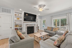 Smart TV, fireplace - Wax Turtle: Dog Friendly | Private Saltwater Pool | Game Room (Southern Shores)