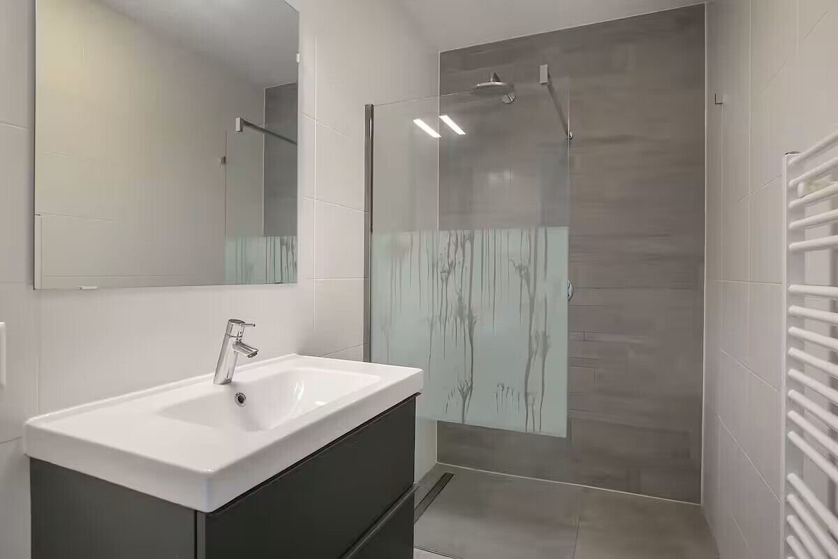 Een douche, een haardroger, handdoeken, toiletpapier