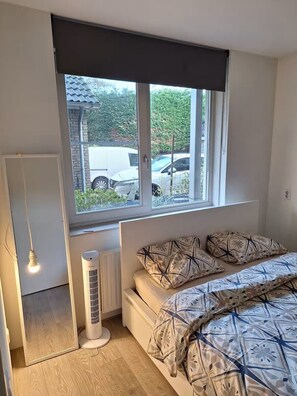 Een strijkplank/strijkijzer, wifi, beddengoed