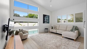 TV, books - Soleil at Salt – Pet Friendly, Pool, 500m to beach (Kingscliff)