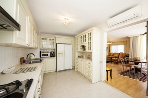 Fridge, microwave, oven, stovetop - All Rooms w/ AC- Balcony - Backyard -5 mins Beach (Muğla)