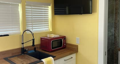 The Hen House- a tranquil 1-bedroom cabin on the Ocala National Forest boundary