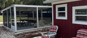 The Hen House- a tranquil 1-bedroom cabin on the Ocala National Forest boundary