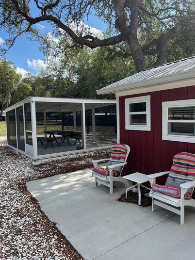 The Hen House- a tranquil 1-bedroom cabin on the Ocala National Forest boundary