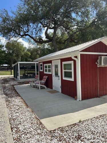 The Hen House- a tranquil 1-bedroom cabin on the Ocala National Forest boundary