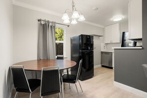 Dining - Bright studio apartment near UC Davis Med Center Downtown Sacramento (Sacramento)