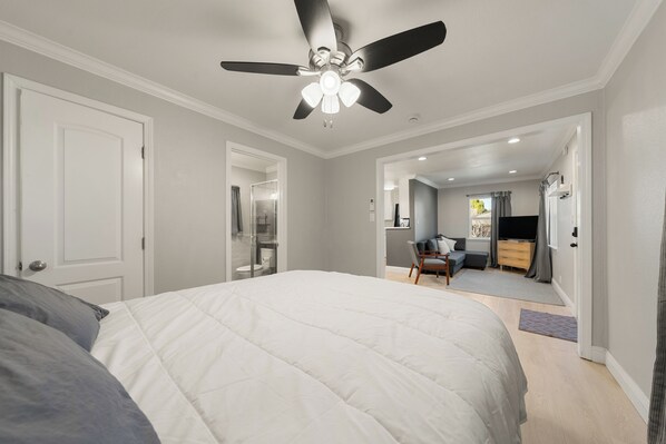 2 habitaciones, tabla de planchar con plancha, wifi y ropa de cama 