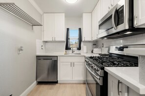 Microondas, horno, parrilla de estufa y lavavajillas 