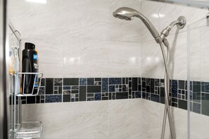 Regadera, amenidades de baño ecológicas, secadora de cabello, toallas 