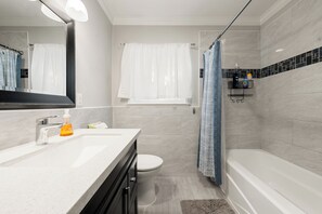 Ducha, secador de pelo, toallas, jabón