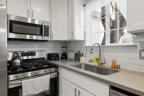 Réfrigérateur, four à micro-ondes, un four, surface de cuisson