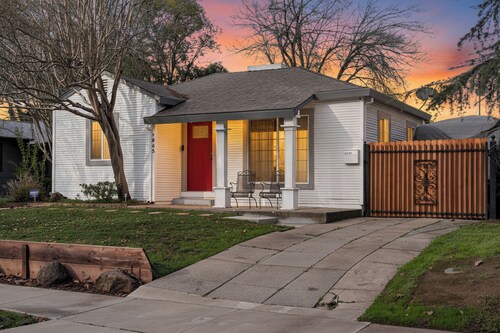 Bright Stylish 2BR • Near Downtown + UC Davis Med