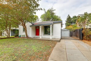 Exterior - Cozy 2-bedroom house in welcoming Sacramento close to UC Davis & MidTown (Sacramento)