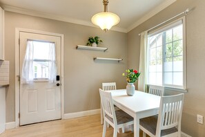 Dining - Cozy 2-bedroom house in welcoming Sacramento close to UC Davis & MidTown (Sacramento)