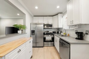 Mikrowelle, Ofen, Herdplatte, Geschirrspüler