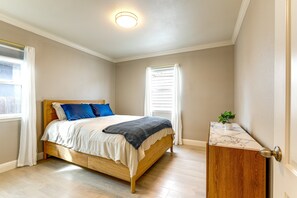 Iron/ironing board, WiFi, bed sheets - Cozy 2-bedroom house in welcoming Sacramento close to UC Davis & MidTown (Sacramento)