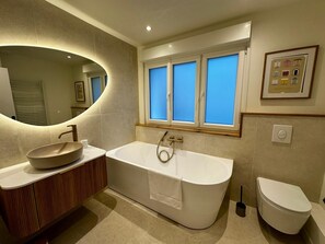 Dusche, Haartrockner, Handtücher, Toilettenpapier