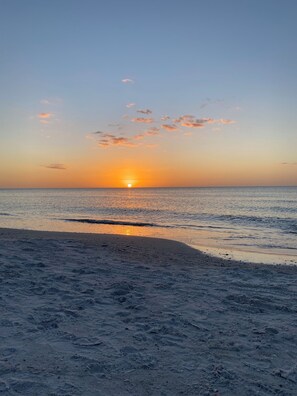 Sun-loungers, beach towels - Beachfront 2BR/2Bath Condo on the Gulf, Indian Rocks Beach, Florida (Indian Rocks Beach)