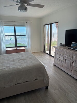 2 bedrooms, desk, iron/ironing board, free WiFi - Beachfront 2BR/2Bath Condo on the Gulf, Indian Rocks Beach, Florida (Indian Rocks Beach)
