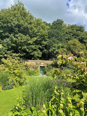 Property grounds - Historic Castle Estate 6-bedroom wing perfect for groups and families (Dunleer)