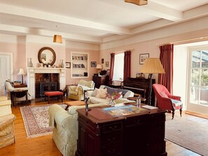 Smart TV - Historic Castle Estate 6-bedroom wing perfect for groups and families (Dunleer)