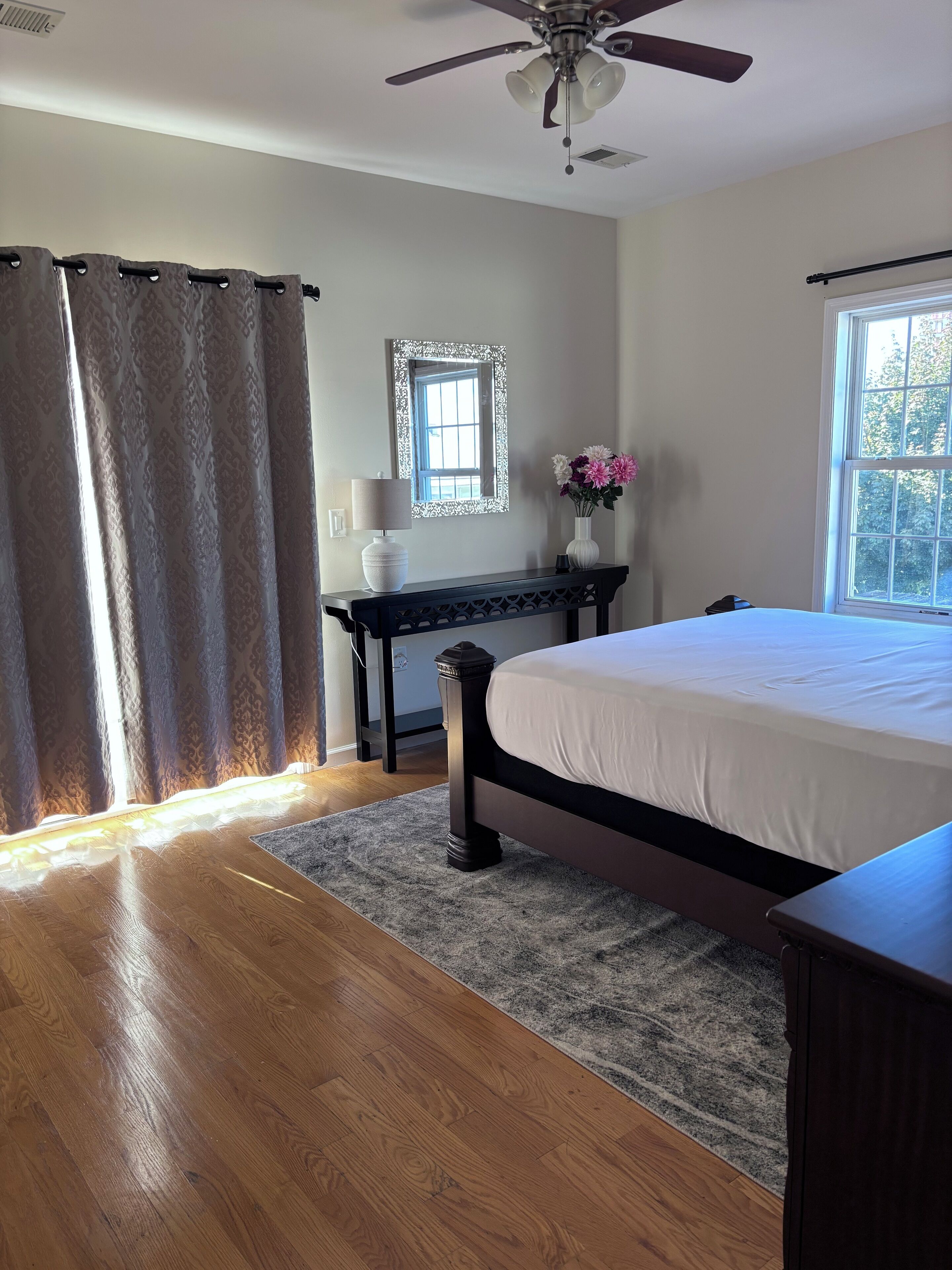 3 chambres, bureau, fer et planche à repasser, lit parapluie