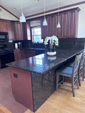 Mikrobølgeovn, ovn, kokeplater og oppvaskmaskin