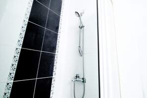 Shower, hair dryer, towels - Chic Apartment, Walk to Maçka Park & Nişantaşı (Istanbul)