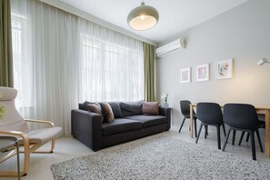 TV - Chic Apartment, Walk to Maçka Park & Nişantaşı (Istanbul)
