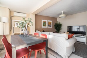 TV - Charming Flat near Nisantasi & Macka Park (Istanbul)