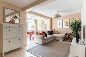 TV - Charming Flat near Nisantasi & Macka Park (Istanbul)