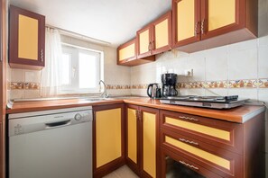 Fridge, stovetop, coffee/tea maker, cookware/dishes/utensils - Charming Flat near Nisantasi & Macka Park (Istanbul)