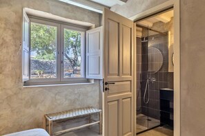 Shower, bidet, towels - Charming Country Villa with panoramic pool (Ragusa)