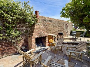 Outdoor dining - Bay View House is one of Yorkshire's premier coastal retreats. Featuring hot tub, fire pit and 4 stu (Bridlington)