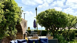 Outdoor dining - Bay View House is one of Yorkshire's premier coastal retreats. Featuring hot tub, fire pit and 4 stu (Bridlington)